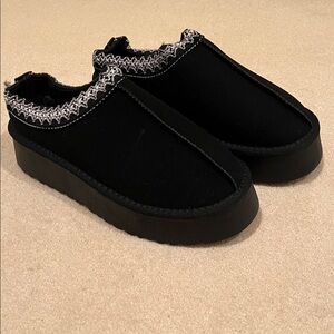 NWOT black faux suede platform indoor/outdoor slippers
